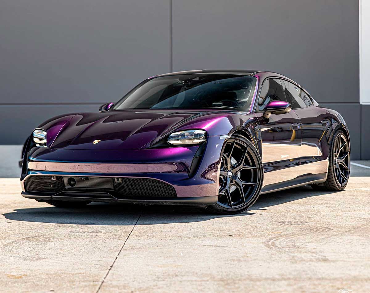 Tendência Envelopamento Automotivo 2025: Cores Vibrantes e Personalização de Veículos